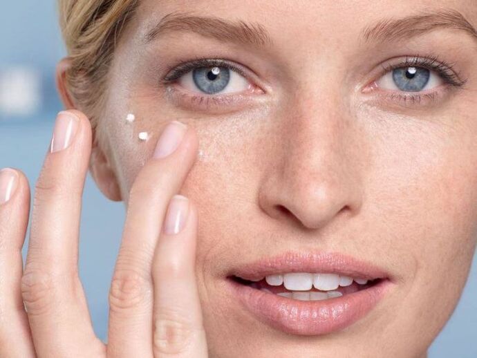 apply cream to rejuvenate the skin around the eyes