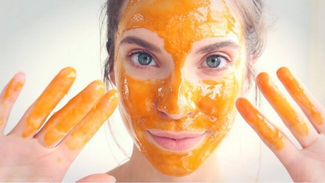 The honey-based mask rejuvenates and nourishes the skin of the face